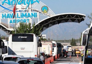 Suriye li Gen Antalya Havaliman nda Panik Yaratt