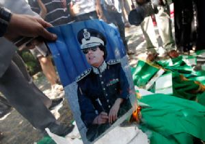 Kaddafi nin Bayra Ankara dan ndirildi