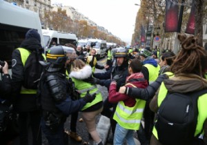 Paris Sokakların daki  Sarı yelekliler  Eylemi Sürüyor