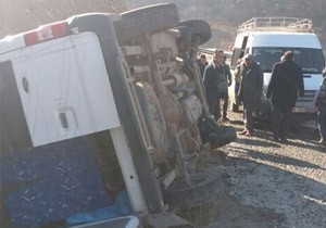 Siirt te Minibüs Devrildi 13 Yaralı