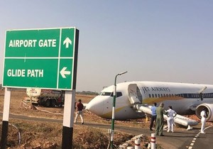 Hindistan da Uçak Pistten Çıktı