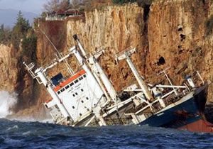 Fırtınada kayaya çarpan gemiye 47 bin TL ceza