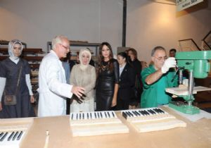 Emine Erdoan Azerbaycan da piyano fabrikasn gezdi
