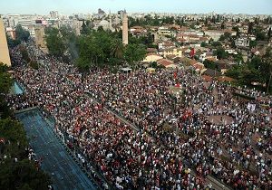 Cumhuriyet Meydan nda Taksim Protestosu