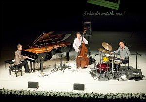 Uluslararas 13. Antalya Piyano Festivali nde Brad Mehldau Trio Esintisi