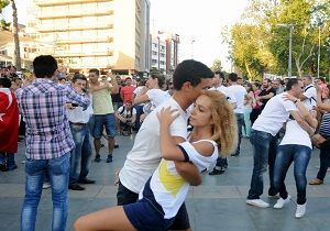 Cumhuriyet Meydanndan Taksime Salsa Dansl Destek