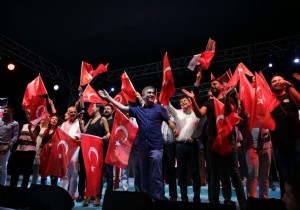 Sanatçılar Demokrasi Nöbetinde Antalya daydı