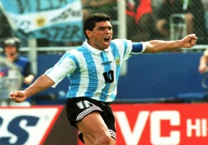 Efsane Futbolcu Maradona Hayatını Kaybetti