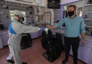 Kepez Belediyesin den Berberlere dezenfektan, maske, siperlik destei