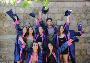 Akdeniz niversitesi Antalya Devlet Konservatuvarnda mezuniyet sevinci