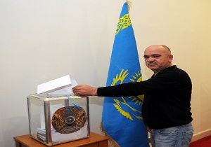 Kazakistan Vatandalar Cumhurbakanl Seiminde Antalyada oy kulland  