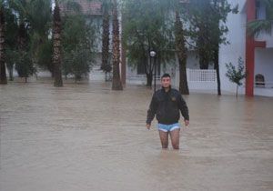 Manavgat ta Tatil Siteleri Sular Altında Kaldı   
