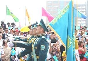 Nazarbayev, Gen Subaylara Rtbelerini Takt