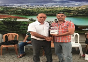 Lefke Belediye Başkanı Aziz Kaya dan Yazar Turgül Tomgüsehan a Teşekkür