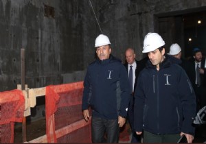 Çavuşoğlu, inşası devam eden yeni Türkevi binasında incelemelerde bulundu.