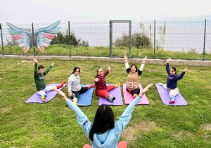 Engelsiz Kafe’ de Down sendromlu çocuklara yoga kursu