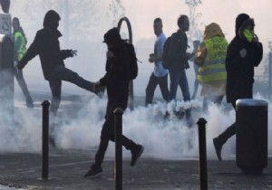 Paris Sokakları Gaz Bombalarından Gözükmüyor