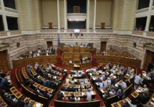 Yunan Parlamentosu Kurtarma Paketini Onaylad