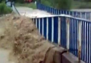 Polonya da Sel Suları Köprüyü Yıktı