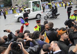 Barcelonada GAYler Papay Protesto Etti