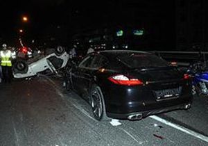Kaza yapt, Porsche yi brakp kat!