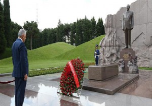 Babakan Yldrm Haydar Aliyev in Mezarn Ziyaret Etti