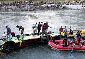 Hindistan da 60 Kişinin Bulunduğu Otobüs Nehre Uçtu