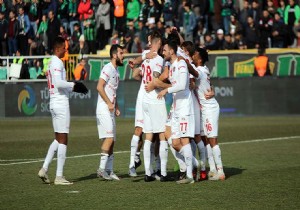 Antalyaspor  Denizli Deplasmanndan 3 Altn Puanla Dnyor