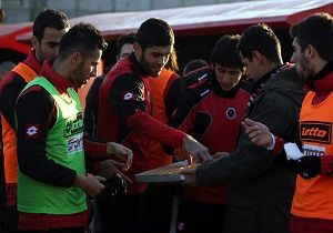 Genlerbirlii Futbolcularna Taraftarlardan Baklava krami