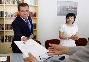 Medvedevin Rusa Gramer Testinden Bakan Kat  