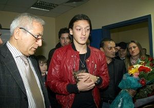 Mesut zil, Memleketinde ieklerle Karland