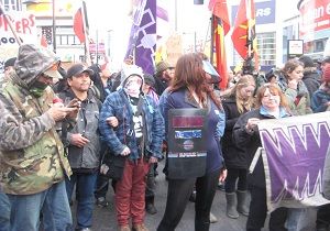 Toronto daki Protestocular Belediye Binasna Yrd 