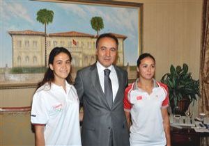 Olimpiyat Oyuncular Antalya Valisi ni Ziyaret Etti