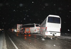 MHP lileri Taşıyan Otobüs Afyon da Kaza Yaptı